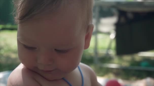 Primer Plano Una Linda Chica Caucásica Grandes Hermosos Ojos Bebé — Vídeos de Stock