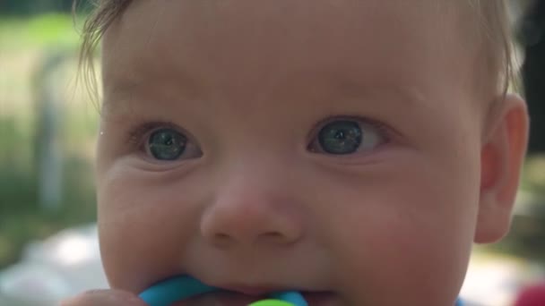 Primer Plano Una Linda Chica Caucásica Grandes Hermosos Ojos Bebé — Vídeo de stock