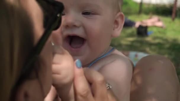 Primer Plano Cámara Lenta Una Joven Madre Gafas Sol Juega — Vídeo de stock