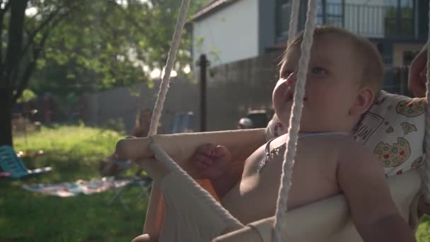 Movimento Lento Uma Criança Pequena Fofa Com Olhos Azuis Monta — Vídeo de Stock