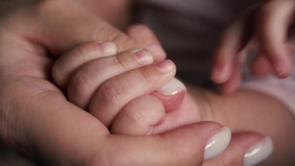Нежные Руки Матери Белым Маникюром Держат Дочерей Маленькими Пальчиками Ребенка — стоковое видео