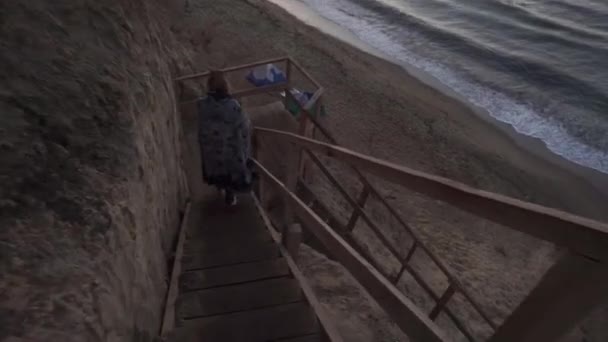 Blonde Wrapped Herself Blanket Descends Steps Seashore Shooting Hands You — Stok video