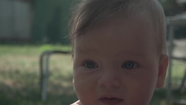 Bebé Pelo Claro Con Ojos Azules Mira Alrededor Estudia Que — Vídeos de Stock