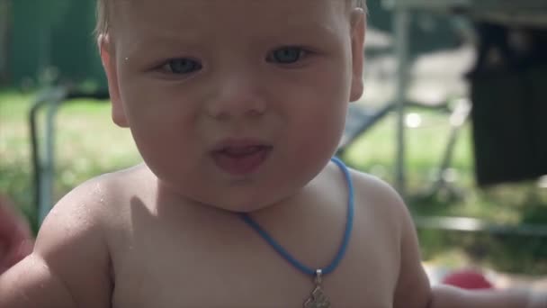 Matka Wylewa Wodę Dziecko Bawiące Się Basenie Relaks Spokój Dziecko — Wideo stockowe