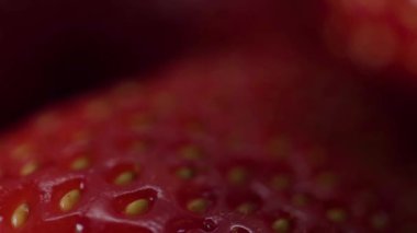 Yüzeye yakın çekim, taze, olgun çilekler. Tahıllar, saçlar. Böğürtlene zum yapıyorum.