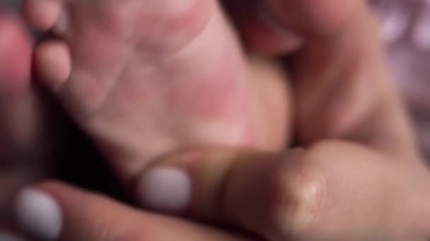 Close Bebê Aperta Dedos Dos Pés Quando Mãe Faz Cócegas — Vídeo de Stock