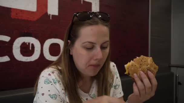 Mulher Com Fome Jovem Gananciosamente Comer Hambúrguer Carne Restaurante Fast — Vídeo de Stock