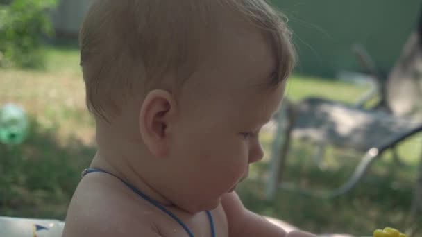 Primo Piano Una Ragazza Caucasica Carina Grandi Begli Occhi Bambino — Video Stock
