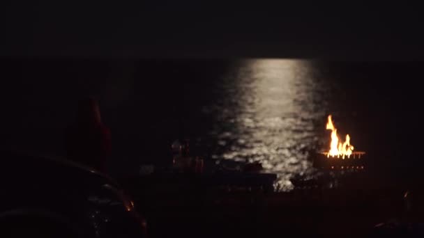 Młoda Samotna Dziewczyna Biwakująca Pobliżu Samochodu Ognisko Plaży Nocy Spójrz — Wideo stockowe