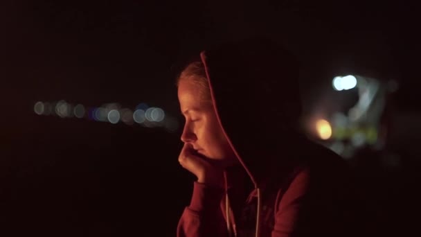 Uma Jovem Solitária Camisola Capuz Olha Calmamente Para Fogo Acampamento — Vídeo de Stock