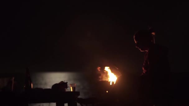 Joven Camping Chica Solitaria Cerca Noche Playa Fuego Utilizando Teléfono — Vídeo de stock