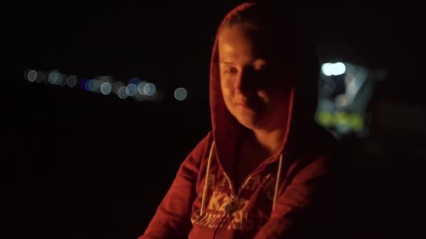 Fille Souriante Dans Sweat Shirt Avec Une Capuche Nuit Sur — Video