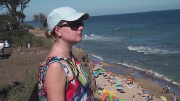 Жінка Туристка Одягнена Темні Окуляри Шапка Дивиться Лютий Дикий Пляж — стокове відео