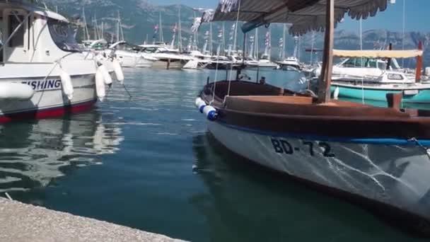 Barco Turístico Pesca Madera Pequeño Hermoso Con Dosel Balancea Tranquilamente — Vídeos de Stock