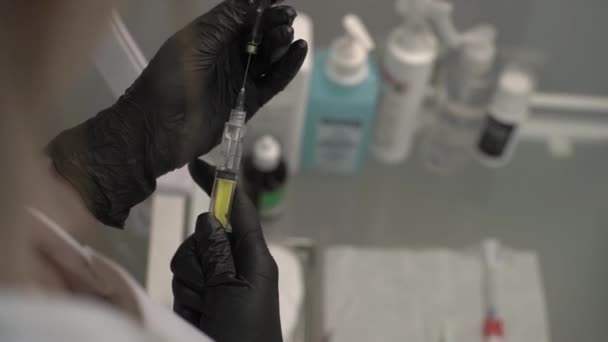 Egy Fehér Egyenruhás Orvos Begyűjti Gyógyszert Altatásban Egy Fecskendőben Egy — Stock videók