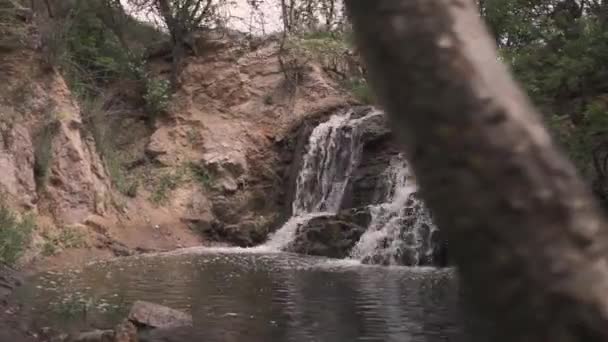 Malý Krásný Vodopád Klidném Odlehlém Místě Jezerem Turisté Mají Výhled — Stock video