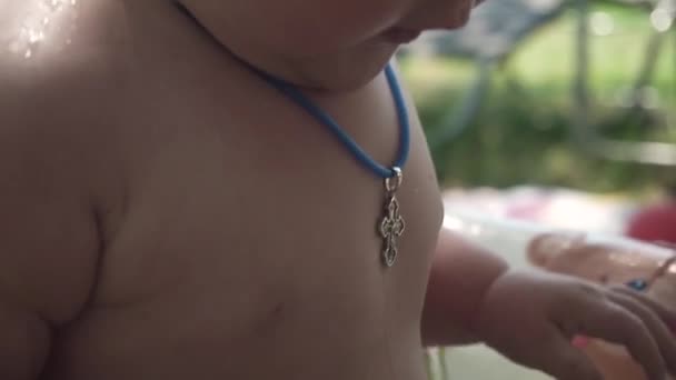 Primer Plano Una Cruz Cristiana Cuerpo Pecho Cuello Bebé Bañándose — Vídeo de stock