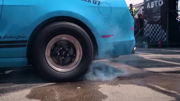 车轮在跑车上滑倒了比赛开始时 比赛开始时 轮胎下冒出浓烟 — 图库视频影像