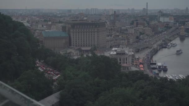 도시의 눈보기 교량에 자동차 사람들이 즐거움 선박과 은행을 — 비디오