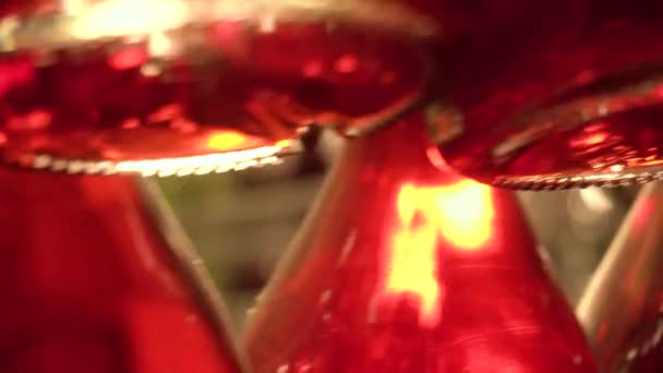 Winnica Winiarnia Jasne Lampy Świecą Suficie Wykonanym Czerwonych Szklanych Butelek — Wideo stockowe