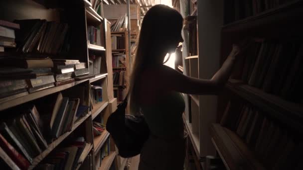 Струнка Дівчина Зеленому Верхньому Одягненому Пальці Книг Полиці Темному Проході — стокове відео