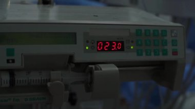 Hastanelerdeki ve ayakta tedavi kliniklerindeki genel anestezi için bir cihaz. Yaşam belirtileri, düğmeleri, dijital ekranı olan sensörler. kısırlık