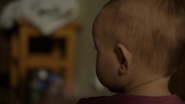 Małe Jasnowłose Dziecko Długimi Rzęsami Siedzi Plecami Kamery Powoli Niepewnie — Wideo stockowe