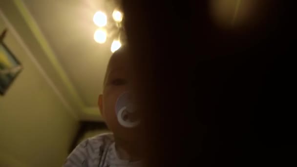 Dziecko Filmuje Pierwszą Historię Aparat Telefoniczny Małe Letnie Dziecko Niebieskim — Wideo stockowe