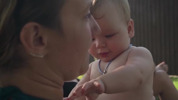 Close Rosto Bebê Com Olhos Azuis Com Uma Cruz Redor — Vídeo de Stock