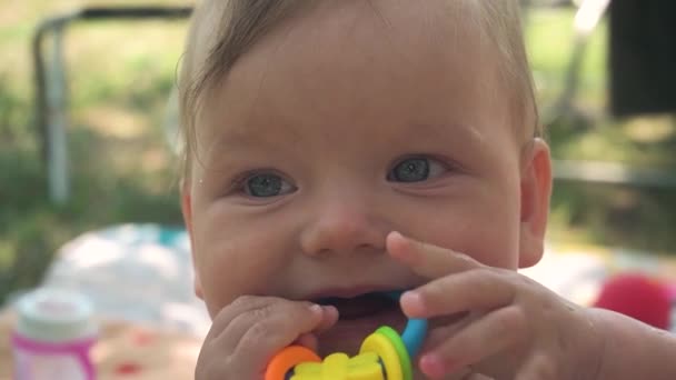 Kafkasyalı Şirin Bir Kızın Yakın Çekimi Büyük Güzel Bebek Gözleri — Stok video