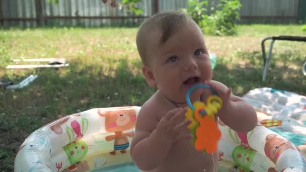 Tatlı Bebek Yazın Havuzda Oynuyor Arka Bahçede Yakın Plan Açık — Stok video