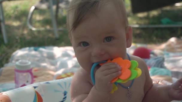Boynunda Haç Olan Sevimli Mavi Gözlü Bebek Ilginç Bir Şekilde — Stok video