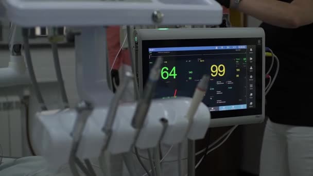 Monitor Medyczny Szpitalu Nowoczesny Sprzęt Sali Operacyjnej Tle Lekarzy Niebieskim — Wideo stockowe