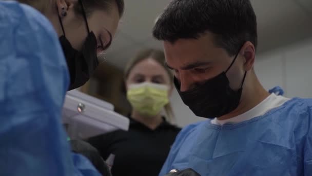 Zaporoże Ukraina Lipiec 2021 Filmowanie Chirurgii Stomatologii Lekarz Czarne Rękawiczki — Wideo stockowe