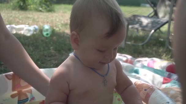 Tatlı Bebek Yazın Havuzda Oynuyor Arka Bahçede Yakın Plan Açık — Stok video