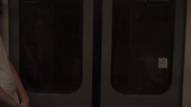 Metro metrosunun çekim kapısı. Tren ışık dolu istasyona varır. Birçok insan tıbbi maske takıyor. Salgın, salgın, koronavirüs.