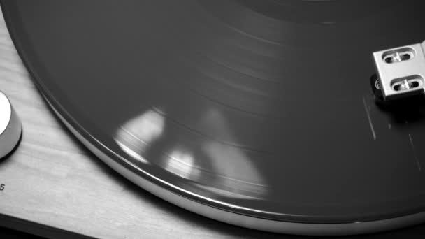 Czarno Białym Strzelanie Góry Rękami Płyta Winylowa Muzyką Vinylową Obraca — Wideo stockowe