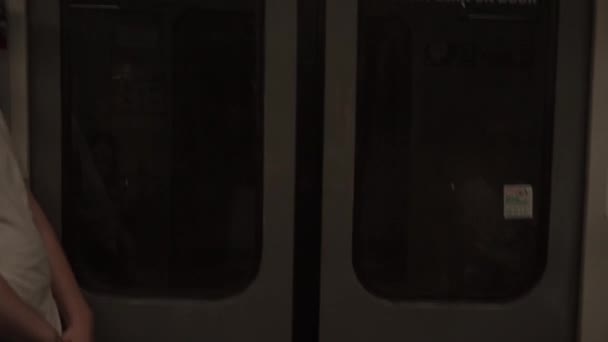 Γυρίζουμε Την Υπόγεια Πόρτα Του Μετρό Τρένο Φτάνει Φωτισμένο Σταθμό — Αρχείο Βίντεο