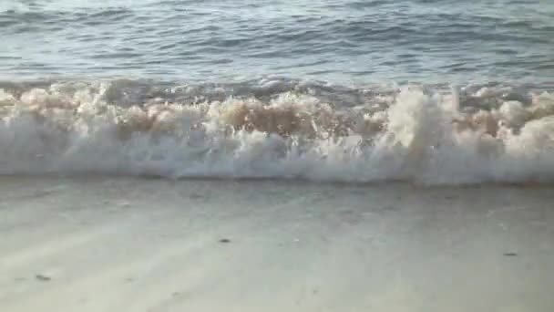 ビーチだ ビーチで波が 砂と波を閉じるとビーチ 穏やかな泡の水の旅行の夏のコンセプト ビーチでの休日 夏の日にビーチの海の風景ビュー — ストック動画