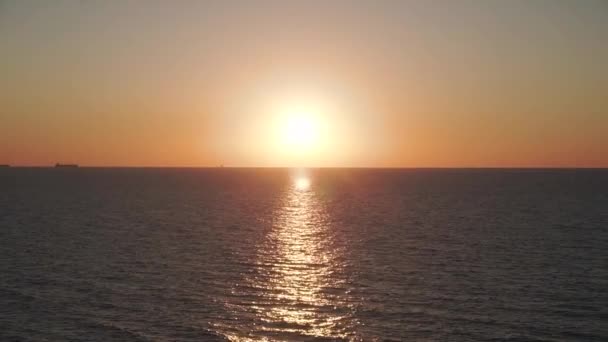 바다에서 아름다운 내리쬐는 파도와 태양의 태양의 자연의 배경이다 계절적 — 비디오