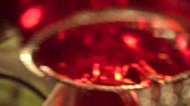 kırmızı şarap ve içecek içeren çok sayıda cam şişe yapay sıcak ışık, yakın çekim, sanat, modern ve iç mekan ile aydınlatılır.