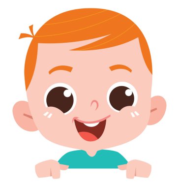 Kısa turuncu saçlı ve turkuaz tulumlu şirin bir bebek sevinçle gülümsüyor, heyecanla bir şeyin tepesine bakıyor.