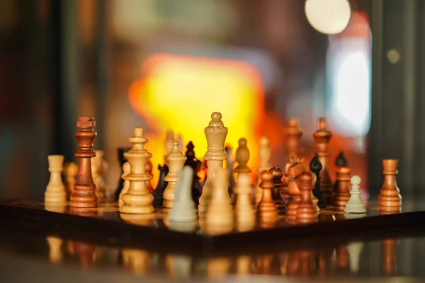 Satranç tahtasında fotoğraflanmış.