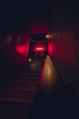 Barın içindeki konser alanına giden merdivenler.