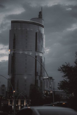 Akşamları otoyolda modern binalar görülüyor.