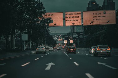 Geceleyin otoyolda giden araçlar