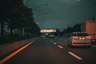 Geceleyin otoyolda giden araçlar