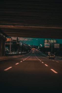 Geceleyin otoyolda giden araçlar