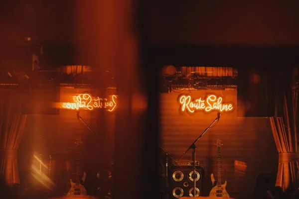 Bardaki konser alanı.