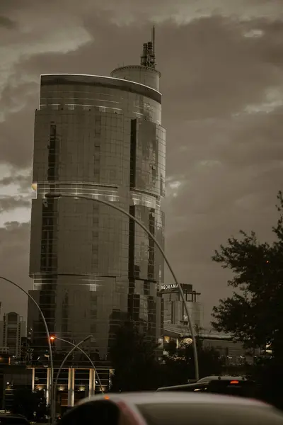 夕方の高速道路に見られる近代的な建物 — ストック写真